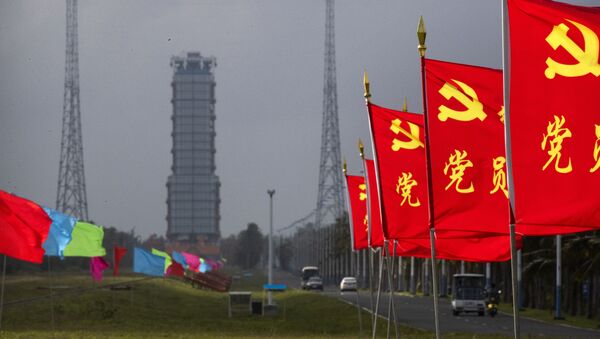 Флаги по дороге к стартовой площадке на космодроме Вэньчан - 俄羅斯衛星通訊社