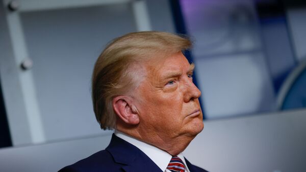 U.S. President Donald Trump listens to administration officials after speaking about prescription drug prices during an appearance in the Brady Press Briefing Room at the White House in Washington, U.S., November 20, 2020. - 俄罗斯卫星通讯社