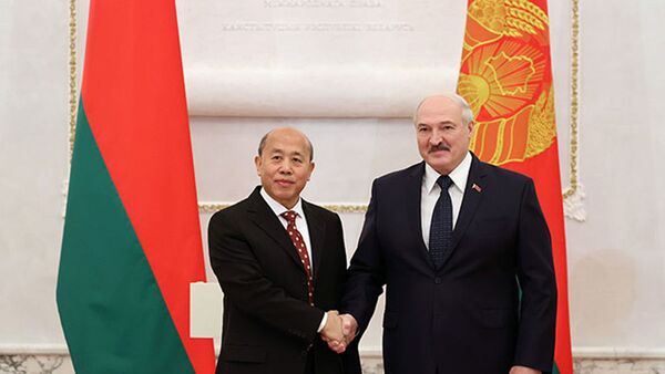 Президент Беларуси Александр Лукашенко и Чрезвычайный и Полномочный Посол Китая в Беларуси Се Сяоюн, 24 ноября 2020 года - 俄羅斯衛星通訊社