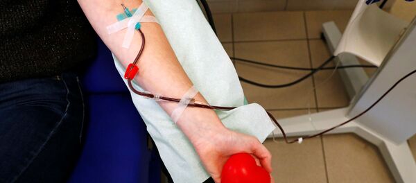Девушка во время сдачи плазмы крови в Брюсселе  - 俄羅斯衛星通訊社