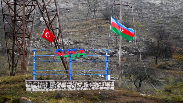 Флаги Азербайджана и Турции и надпись Шуша в Лачинском коридоре - 俄羅斯衛星通訊社