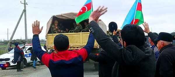 Люди встречают подразделение азербайджанской армии в Агдамском районе - 俄羅斯衛星通訊社