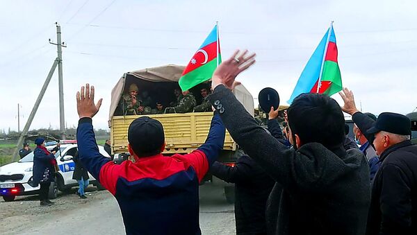 Люди встречают подразделение азербайджанской армии в Агдамском районе - 俄罗斯卫星通讯社