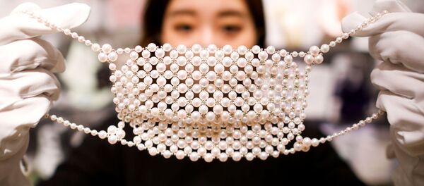 Маска из жемчуга в магазине в Токио  - 俄羅斯衛星通訊社