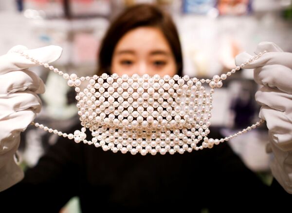 日本鑲著寶石和鉑金的口罩商店  - 俄羅斯衛星通訊社
