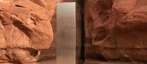 Металлический монолит, обнаруженный сотрудниками департамента общественной безопасности пустыне штата Юта - 俄罗斯卫星通讯社