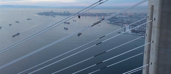 令人屏息：登山运动员为符拉迪沃斯托克俄罗斯岛桥梁清冰 - 俄罗斯卫星通讯社