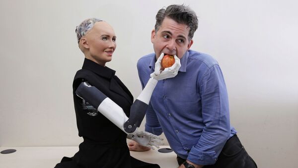 Основатель компании Hanson Robotics Дэвид Хэнсон с флагманским роботом Софией в Гонконге  - 俄罗斯卫星通讯社