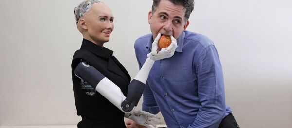 Основатель компании Hanson Robotics Дэвид Хэнсон с флагманским роботом Софией в Гонконге  - 俄羅斯衛星通訊社