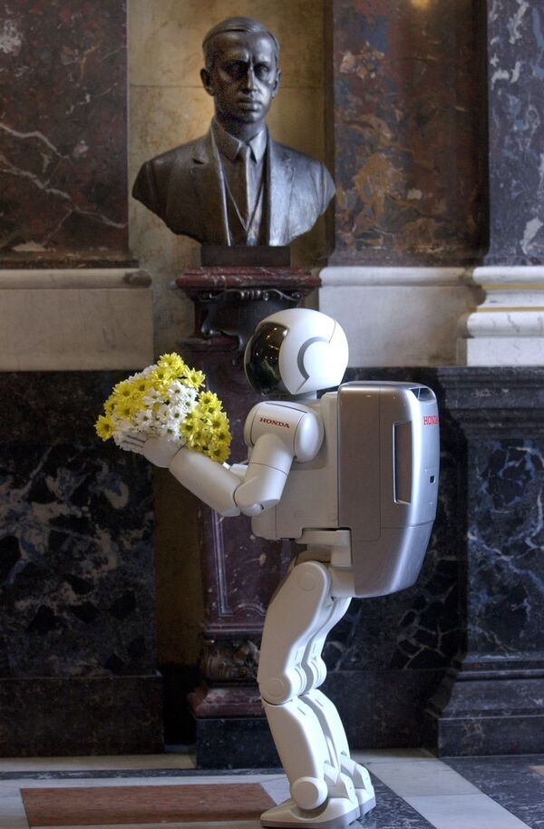 類人機器人阿西莫（Asimo）為矗立在布拉格國家博物館大廳中的捷克作家、劇作家卡雷爾·恰佩克(Karel Capek）的半身像獻花，2003年 - 俄羅斯衛星通訊社