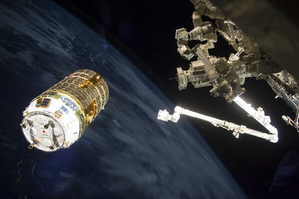 太空梭遥控机械手系统“加拿大机械臂”(Canadarm)在与国际空间站接近时，准备“抓住”日本第６艘“白鹳号”货运飞船（HTV-６） - 俄罗斯卫星通讯社