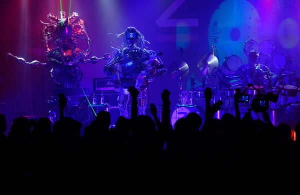 機器人樂隊“Z－機器”（Z-MACHINES）在東京舉辦的首場音樂會上表演，２０１３年 - 俄羅斯衛星通訊社