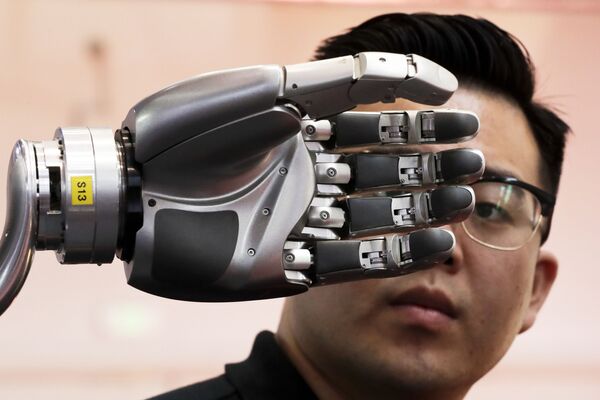 参观者在仔细观看机械手如何被Kinfinity Glove“机器人手套”远程同步控制，北京国际展览中心，中国，２０１７年 - 俄罗斯卫星通讯社