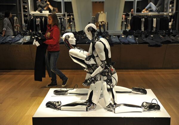 莫斯科中央百貨商店售貨廳內被當作服裝廣告的機器人 - 俄羅斯衛星通訊社