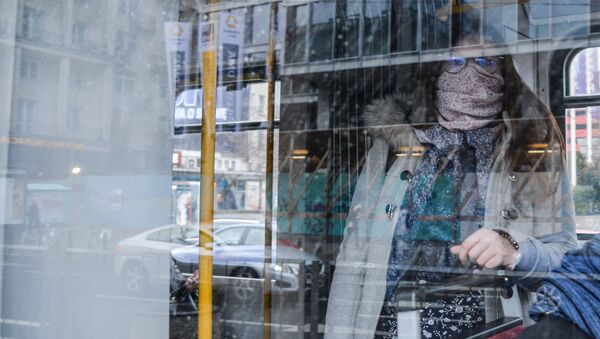 Женщина в защитной маске в общественном транспорте Варшавы - 俄罗斯卫星通讯社