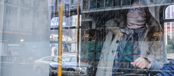 Женщина в защитной маске в общественном транспорте Варшавы - 俄罗斯卫星通讯社