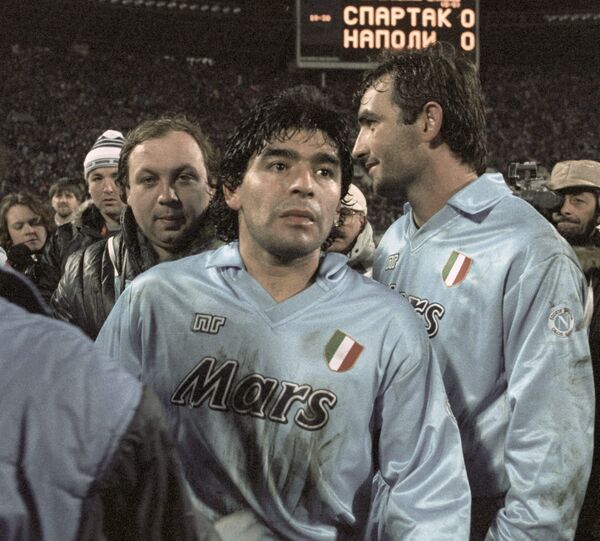 1990年，效力于意大利那不勒斯队的马拉多纳与莫斯科斯巴达克斯队比赛后 - 俄罗斯卫星通讯社