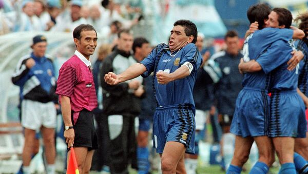  Капитан сборной Аргентины по футболу Диего Марадона празднует забитый гол в матче с Грецией на чемпионате мира в 1994 году - 俄罗斯卫星通讯社
