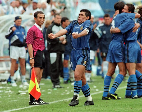 作为阿根廷国家队队长的马拉多纳在1994年世界杯对阵希腊队的比赛上庆祝进球 - 俄罗斯卫星通讯社