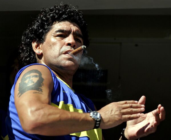 馬拉多納抽著古巴雪茄，身上有切·格瓦拉的紋身 - 俄羅斯衛星通訊社