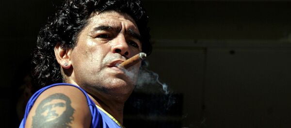 Легенда футбола Диего Марадона с кубинской сигарой и татуировкой Че Гевары, 2006 год - 俄羅斯衛星通訊社