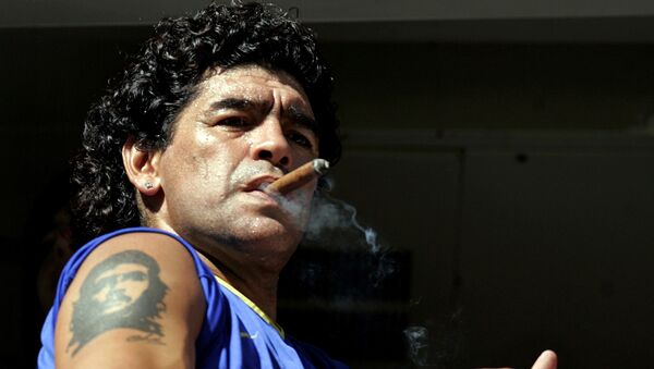 Легенда футбола Диего Марадона с кубинской сигарой и татуировкой Че Гевары, 2006 год - 俄羅斯衛星通訊社