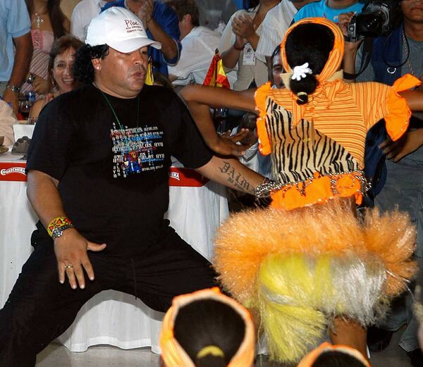 马拉多纳在哥伦比亚足球运动员卡洛斯·巴尔德拉马退役聚会上跳舞 - 俄罗斯卫星通讯社