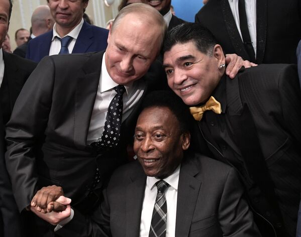 俄罗斯总统弗拉基米尔·普京、巴西足球运动员贝利和阿根廷足球运动员马拉多纳在2018年俄罗斯世界杯抽签期间 - 俄罗斯卫星通讯社