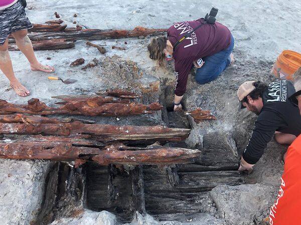 19世纪古船遗骸在一场风暴后现身佛州海岸  - 俄罗斯卫星通讯社