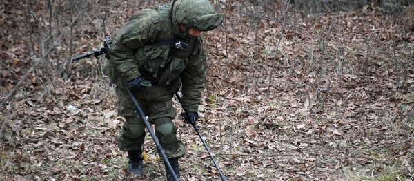 Сапер Вооруженных сил РФ проводит гуманитарное разминирование местности в Нагорном Карабахе, которая входит в зону ответственности российских миротворцев.  - 俄罗斯卫星通讯社