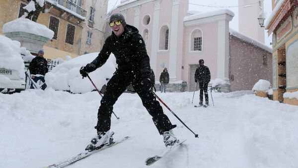 Мужчины едут на лыжах по улицам коммуны Корте на французском средиземноморском острове Корсика - 俄羅斯衛星通訊社