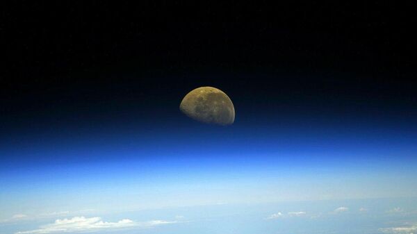Снимок Луны с борта МКС - 俄羅斯衛星通訊社