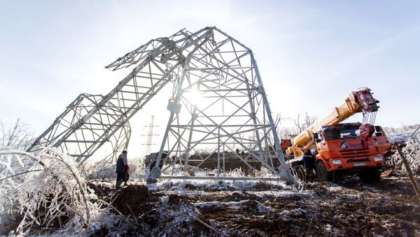 Демонтаж одной из повалившейся ЛЭП в городе Владивостоке - 俄羅斯衛星通訊社