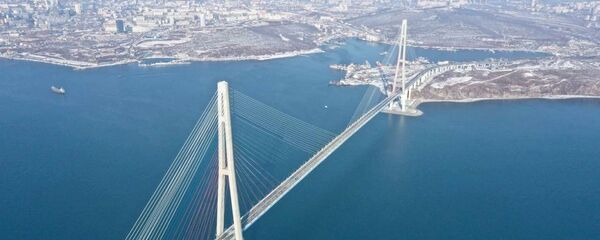 Ванты Русского моста во Владивостоке продолжают освобождать ото льда - 俄羅斯衛星通訊社