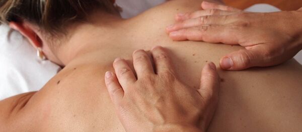 Женщина во время сеанса массажа спины Женщина во время сеанса массажа спины - 俄羅斯衛星通訊社