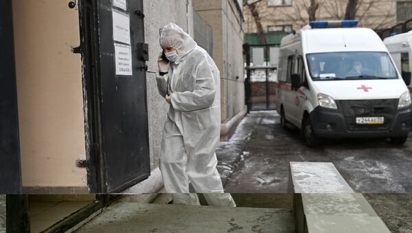  Сотрудник скорой помощи возле приемного отделения клинического диагностического центра в Омске.  - 俄羅斯衛星通訊社
