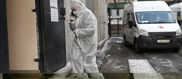  Сотрудник скорой помощи возле приемного отделения клинического диагностического центра в Омске.  - 俄罗斯卫星通讯社