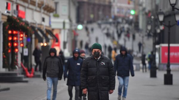 Прохожие в защитных масках на улице в Москве - 俄罗斯卫星通讯社