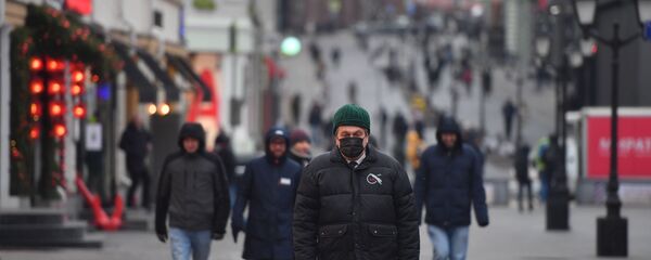 Прохожие в защитных масках на улице в Москве - 俄罗斯卫星通讯社