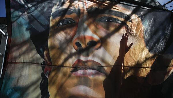 Баннер с изображением Диего Марадоны у больницы в Аргентине - 俄羅斯衛星通訊社