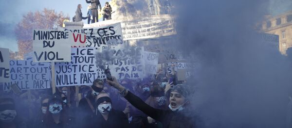 Акция протеста против статьи законопроекта О глобальной безопасности, касающейся фото- и видеосъемки полицейских и жандармов в Париже - 俄羅斯衛星通訊社