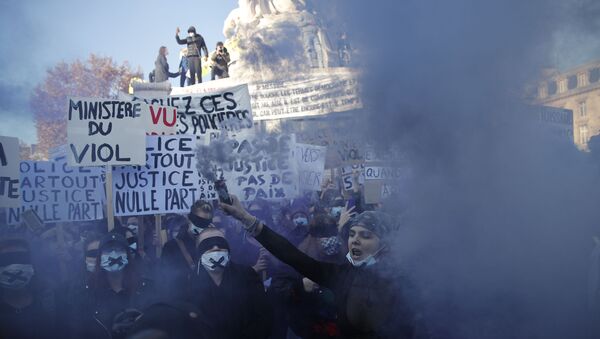 Акция протеста против статьи законопроекта О глобальной безопасности, касающейся фото- и видеосъемки полицейских и жандармов в Париже - 俄羅斯衛星通訊社