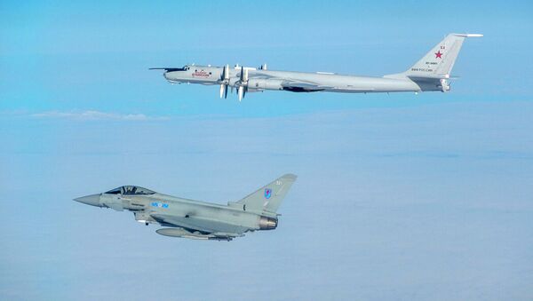 Истребитель Typhoon ВВС Великобритании сопровождает российский самолет Ту-142. Архивное фото - 俄罗斯卫星通讯社