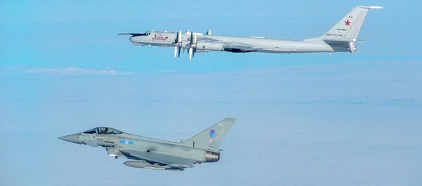Истребитель Typhoon ВВС Великобритании сопровождает российский самолет Ту-142. Архивное фото Истребитель Typhoon ВВС Великобритании сопровождает российский самолет Ту-142. Архивное фото - 俄羅斯衛星通訊社