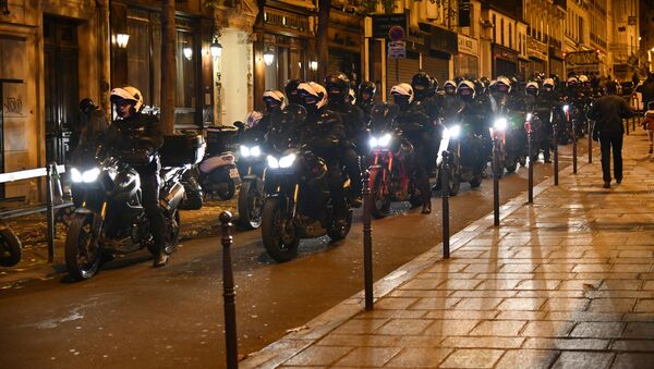 Сотрудники полиции во время акции протеста в Париже - 俄罗斯卫星通讯社