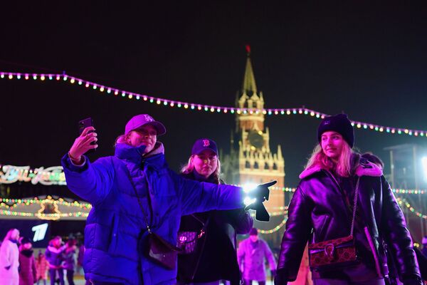 莫斯科紅場古姆溜冰場新溜冰季啓動儀式上的遊客們 - 俄羅斯衛星通訊社