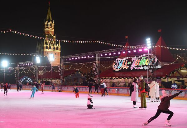 莫斯科紅場古姆溜冰場新溜冰季啓動儀式上的遊客們 - 俄羅斯衛星通訊社