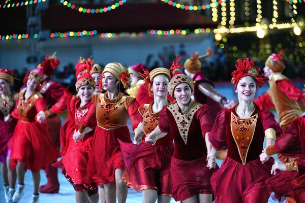 演員們在莫斯科紅場上的古姆溜冰場新溜冰季啓動儀式上表演 - 俄羅斯衛星通訊社