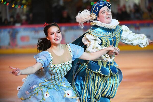 花样滑冰名将阿利娜·扎吉托娃在红场上的古姆溜冰场新溜冰季启动仪式上表演 - 俄罗斯卫星通讯社