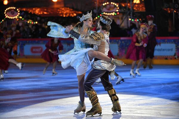 花样滑冰女将玛格丽特·德罗比亚茨科和波利拉斯·瓦纳加斯在红场上的古姆溜冰场新溜冰季启动仪式上表演 - 俄罗斯卫星通讯社